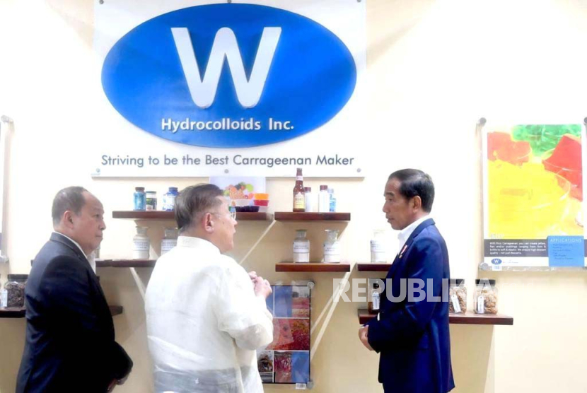 Presiden Jokowi mengunjungi industri pengolahan rumput laut W Hydrocolloids Inc, di Carmona, Filipina, pada Rabu, 10 Januari 2024.