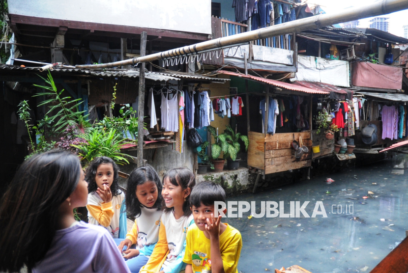 Anak -anak bermain di permukiman padat penduduk di kawasan Kebon Melati, Jakarta, Ahad (15/6/2025). Menurut Komisi Nasional Perlindungan Anak (Komnas PA), dampak kesulitan ekonomi sering kali paling terasa pada anak-anak.