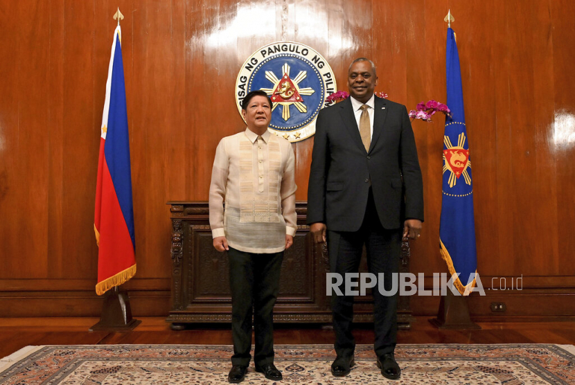  Menteri Pertahanan A.S. Lloyd James Austin III (kanan)  berpose dengan Presiden Filipina Ferdinand Marcos Jr pada kunjungan kehormatan di Istana Malacanang di Manila, Filipina, Kamis (2/2/2023).