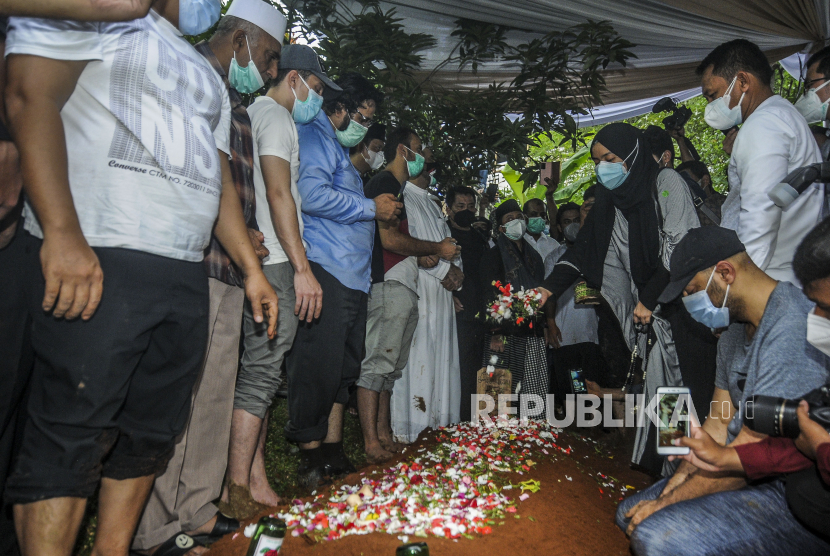 Sejumlah kerabat dan keluarga menabur bunga di kuburan Syekh Ali Jaber di Pondok Pesantren Darul Qur