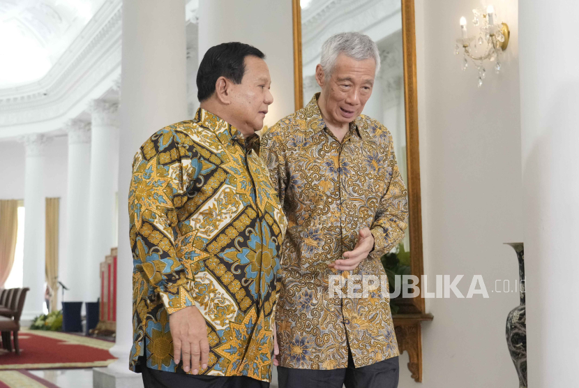 Prabowo Subianto berbicara dengan PM Singapura Lee Hsien Loong. 