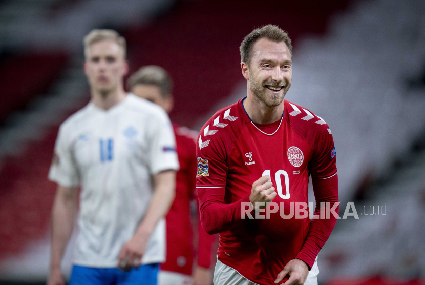  Denmarks Christian Eriksen melakukan selebrasi setelah mencetak gol lewat tendangan penalti selama Pertandingan UEFA Nations League - League A - Grup 2 antara Denmark dan Islandia, di Kopenhagen, Denmark, 15 November 2020.