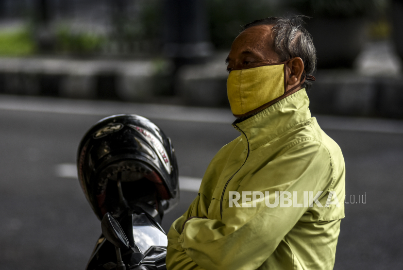 Warga mengenakan masker. Kesadaran dan disiplin warga masyarakat di Provinsi Sumatra Utara untuk mematuhi ketentuan protokol kesehatan terkesan masih kurang. 