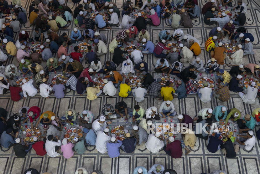 Umat Muslim berbuka puasa di dalam Masjid pada hari pertama bulan puasa Ramadhan di Mumbai, India, Ahad, 3 April 2022. Pernyataan Menghina Nabi Muhammad Pimpinan BJP India Picu Kehebohan Dunia Muslim