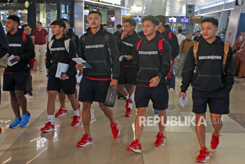Pesepak bola Timnas Indonesia U-23 berjalan menuju pintu keberangkatan internasional di Terminal 3, Bandara Soekarno Hatta, Tangerang, Banten, Senin (1/4/2024). Timnas Indonesia U-23 akan melakukan pemusatan latihan (TC) di Dubai sebelum mengikuti Piala Asia U-23 2024 di Qatar. 