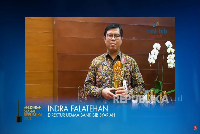 Direktur Utama Bank BJB Syariah Indra Falatehan memberikan sambutan dalam acara Anugerah Syariah Republika (ASR) 2021 yang diselenggarakan secara daring di Jakarta, Rabu (8/12).Prayogi/Republika.