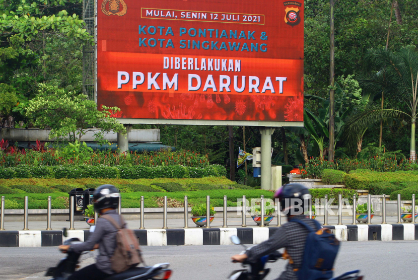 Sejumlah pengendara melintasi videotron bertuliskan seruan PPKM Darurat di Jalan Ahmad Yani, Pontianak, Kalimantan Barat, Senin (12/7/2021). Pemerintah menetapkan Pemberlakuan Pembatasan Kegiatan Masyarakat (PPKM) Darurat di dua kota di Kalimantan Barat yaitu Pontianak dan Singkawang, terhitung dari tanggal 12 Juli hingga 20 Juli 2021 guna menekan penyebaran COVID-19 dan keluar dari zona merah. 