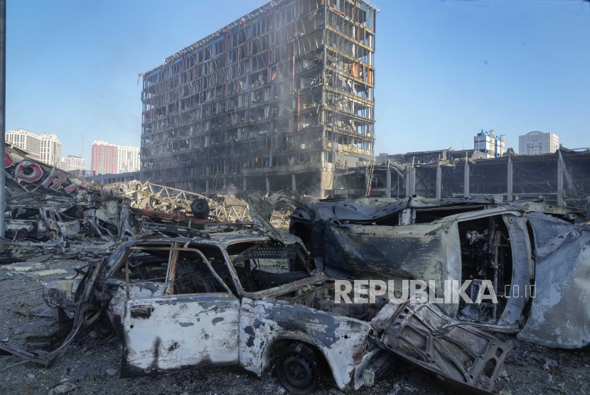  Pemandangan kerusakan setelah penembakan Rusia terhadap sebuah pusat perbelanjaan, di Kyiv, Ukraina, Senin, 21 Maret 2022. Delapan orang dilaporkan tewas dalam serangan itu.