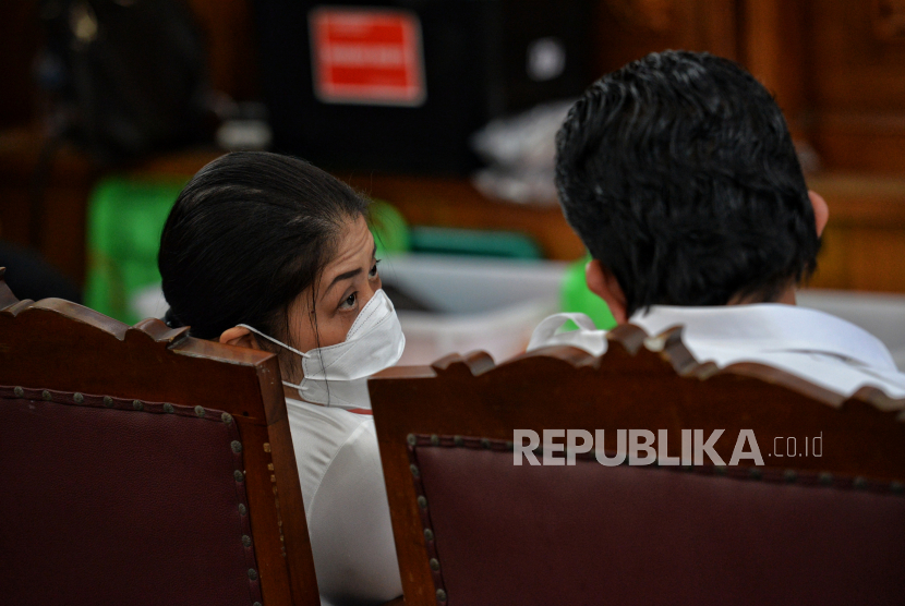Terdakwa kasus dugaan pembunuhan berencana terhadap Brigadir Nofriansyah Yoshua Hutabarat, Ferdy Sambo (kanan) dan Putri Candrawathi (kiri) saat menjalani sidang di Pengadilan Negeri Jakarta Selatan, Selasa (6/12/2022). Sidang tersebut beragendakan pemeriksaan saksi yang dihadirkan Jaksa penuntut umum (JPU). Saksi-saksi tersebut diantaranya enam terdakwa kasus perintangan penyidikan yakni Hendra Kurniawan, Agus Nurpatria, Chuck Putranto, Baiquni Wibowo, Arif Rachman Arifin dan Irfan Widyanto, Kepala Biro Provos Divpropam Polri Brigjen Benny Ali dan anggota Polri lainnya. Republika/Thoudy Badai
