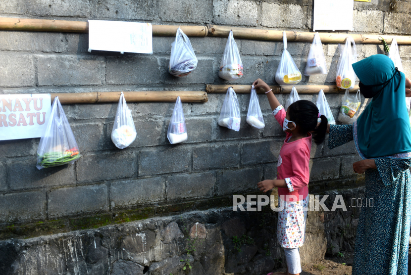 Warga menggantungkan bungkusan bahan makanan gratis di tembok di Kampung Menayu, Magelang, Jawa Tengah (ilustrasi). Memberi makan adalah amalan sederhana yang antarkan ke surga  