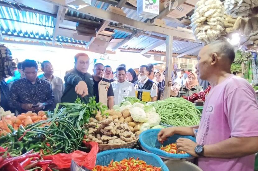 Satgas Pangan tegur pedagang naikkan harga gula di Makassar.