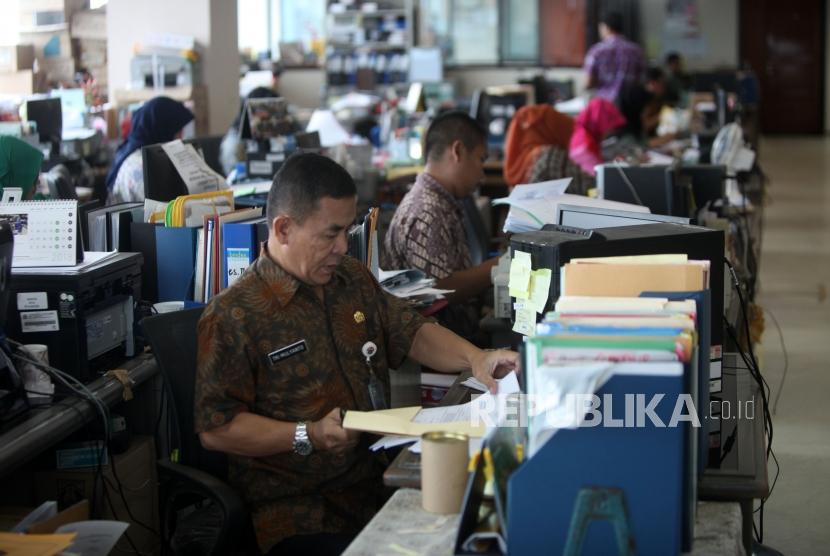 Sejumlah Pegawai Negeri Sipil (PNS) Pemprov DKI Jakarta melakukan aktivitas pada hari pertama masuk kerja usai libur
