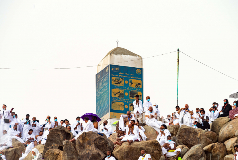 Khutbah Arafah: Muslim Harus Ikuti Ajaran Nabi Soal Pandemi. Sebuah foto selebaran yang disediakan oleh Kementerian Haji dan Umrah Saudi menunjukkan jamaah haji, mengenakan masker pelindung wajah, berdoa di Jabal al-Rahmah (Bukit Rahmat) pada Hari Arafah, sebagai bagian dari ritual penting ziarah haji tahunan di kota tenda Arafat, Arab Saudi, 19 Juli 2021. 