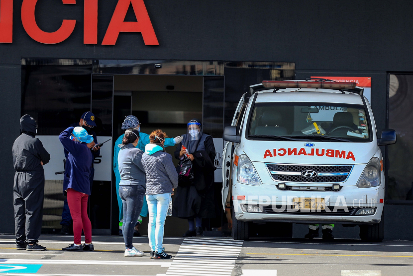 Kerabat pasien yang didiagnosis dengan COVID-19 menunggu informasi di Rumah Sakit IESS, di Quito, Ekuador, 13 Juli 2020. Kemajuan Covid-19 di Quito, telah menimbulkan tekanan pada sistem kesehatan ibukota Ekuador.