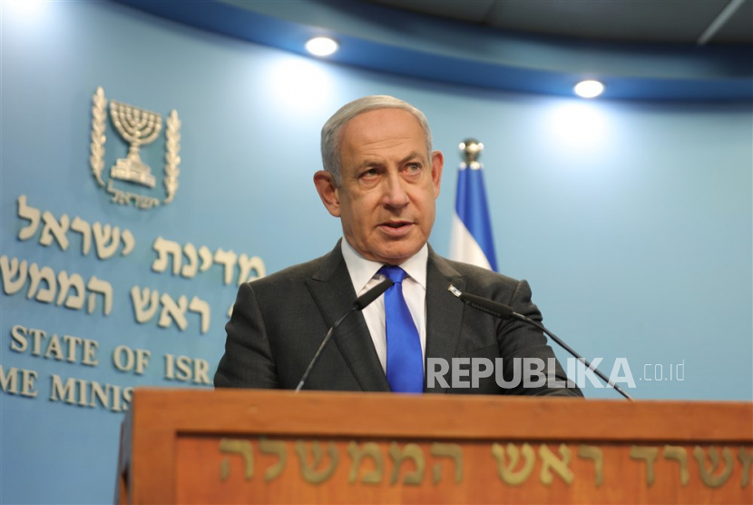 Perdana Menteri Israel Benjamin Netanyahu mengadakan konferensi pers di kantor perdana menteri di Yerusalem, Israel, 11 Januari 2023.