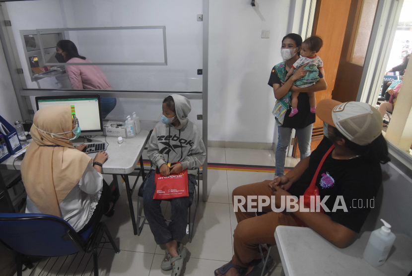 Dokter melakukan pemeriksaan terhadap pasien bergejala ISPAdi Puskesmas Kecamatan Mampang Prapatan, Jakarta Selatan. Dinkes DKI mencatat ada 628 ribu kasus ISPA di Jakarta selama awal semester 2024.