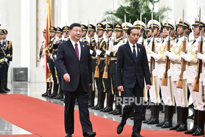 Presiden Cina Xi Jinping bersama Presiden Joko Widodo di Beijing.