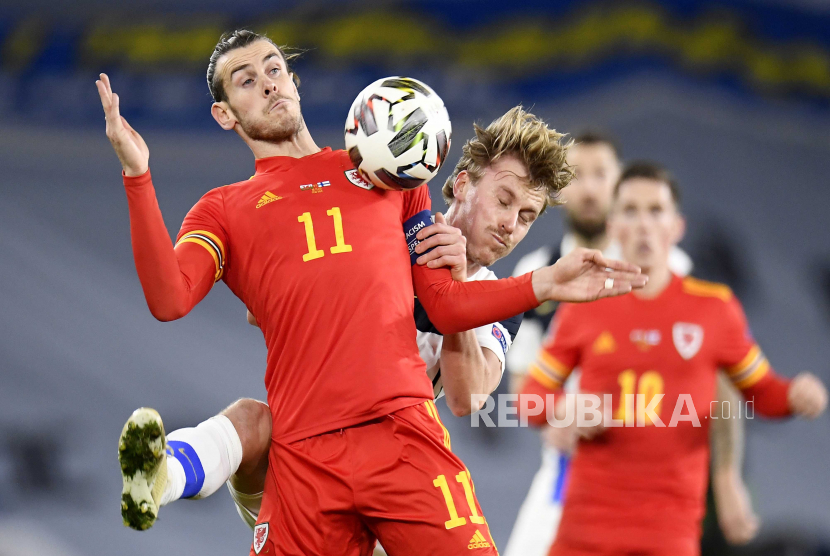 Bintang Wales Gareth Bale (kiri) beraksi menghadapi pemain Finlandia Rasmus Schueller saat kedua tim bentrok pada laga UEFA Nations League, Kamis (19/11).