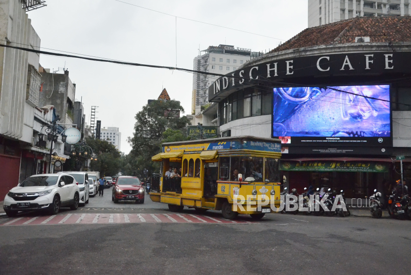 Pengunjung berjalan-jalan menikmati sore di jalan Braga, Kota Bandung