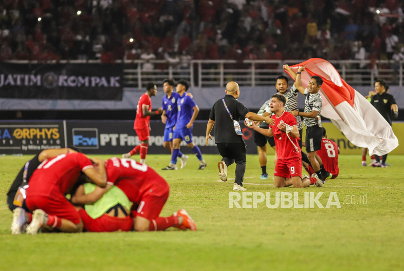 Sejumlah pesepak bola Timnas Indonesia dan ofisial tim berselebrasi usai mengalahkan Timnas Thailand dalam pertandingan final Piala ASEAN U-19 Boys Championship atau AFF U-19 di Stadion Gelora Bung Tomo, Surabaya, Jawa Timur, Senin (29/7/2024). Indonesia mengalahkan Thailand dengan skor 1-0 dan menjadi juara Piala AFF U-19. 