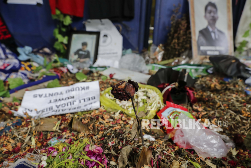   Karangan bunga yang sudah layu masih terlihat dekat pintu gerbang 13 di kawasan Stadion Kanjuruhan di Malang, Jawa Timur, Ahad (15/1/2023). Polisi mengerahkan ratusan personel dalam sidang perdana tragedi Kanjuruhan besok.