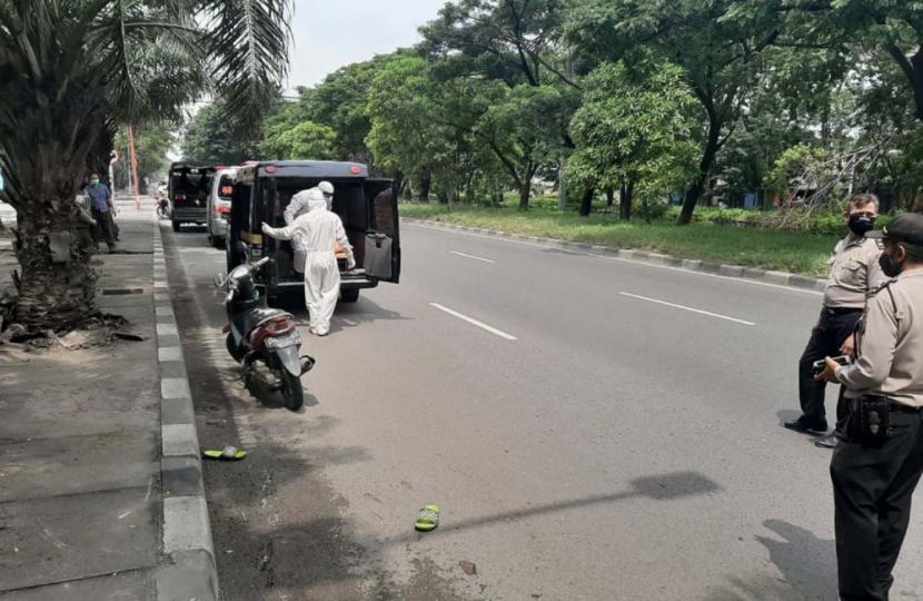Viral Petugas Berpakaian APD Evakuasi Pria Meninggal di Surabaya