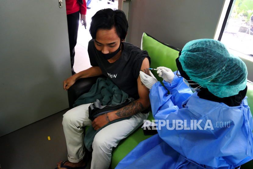 Pemerintah Kota Batu, Jawa Tengah, menargetkan vaksinasi COVID-19 untuk warga rampung pada akhir 2021.