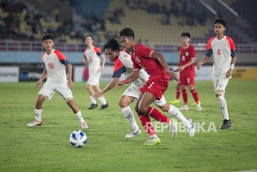 Pesepak bola Timnas Indonesia Evandra Florasta (kiri) berebut bola dengan pesepak bola Timnas Filipina Elijah Domeczeck Poliquit Sarana (kanan) pada pertandingan penyisihan grup A Piala AFF U-16 di Stadion Manahan, Solo, Jawa Tengah, Senin (24/6/2024). 