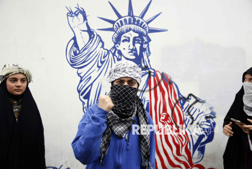 Mahasiswa Iran berfoto di depan mural saat unjuk rasa anti-AS menandai peringatan 44 tahun pengambilalihan Kedutaan Besar AS, di Teheran, Iran, 4 November 2023.
