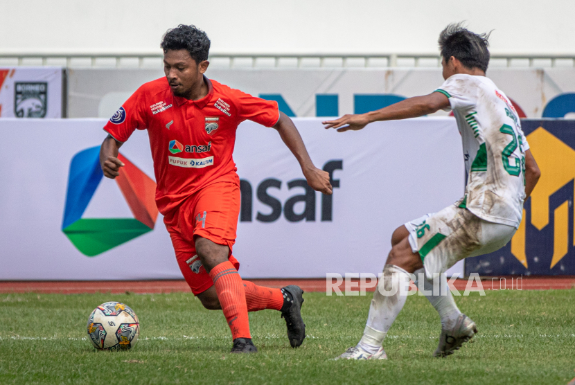 Pesepak bola Borneo FC  Rifad Marasabessy (kiri) berupaya melewati hadangan pesepak bola PSS Sleman Muhammad Rifky (kanan) dalam pertandingan lanjutan BRI Liga 1 di Stadion Jatidiri, Semarang, Jawa Tengah, Senin (12/12/2022).  Pertandingan tersebut berakhir imbang dengan skor 0-0. 