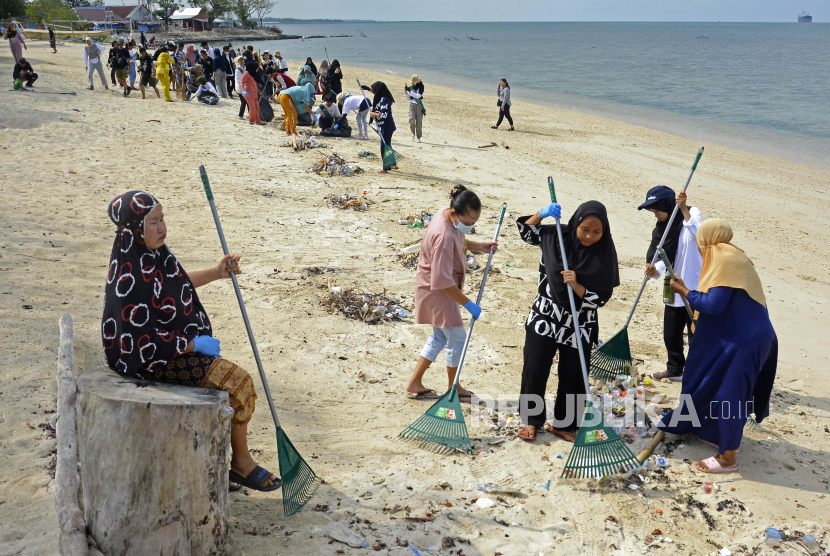 Relawan Gabungan Bersihkan Sampah Di Pantai Pulau Lae Lae Republika Online