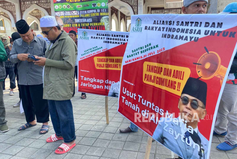 Massa dari ASRI berkumpul di Islamic Center Indramayu sebelum melakukan aksi unjuk rasa di Mahad Al-Zaytun, Kecamatan Gnatar, Kabupaten Indramayu, Kamis (6/7/2023).