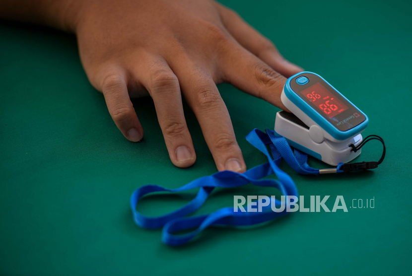Tenaga kesehatan memeriksa kadar oksigen warga sebelum menerima vaksin Covid-19 di Universitas Nasional, Jakarta, Senin (26/7). Laju penularan kasus Covid-19 di Jakarta saat ini mulai mengalami penurunan. (ilustrasi)