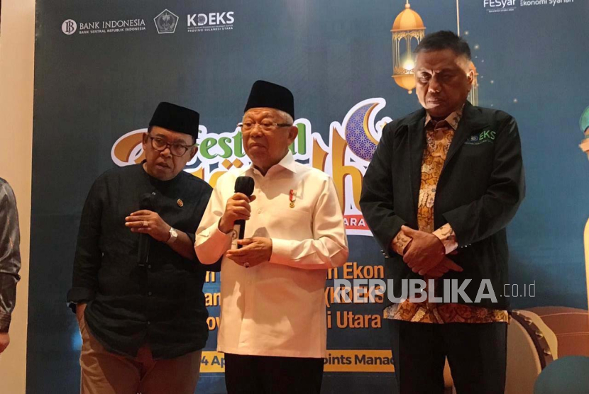 Wakil Presiden KH Ma’ruf Amin (tengah), Gubernur Sulut Olly Dondokambey (kanan) dan Jubir Wapres Masduki Baidlowi usai pengukuhan KDEKS Sulut di Kota Manado, Kamis (4/4/2024).