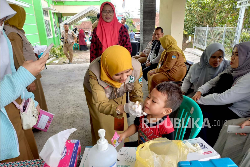 Pelaksanaan Sub-PIN Polio di Puskesmas Mangkubumi, Kota Tasikmalaya, Jawa Barat, Senin (3/4/2023). 
