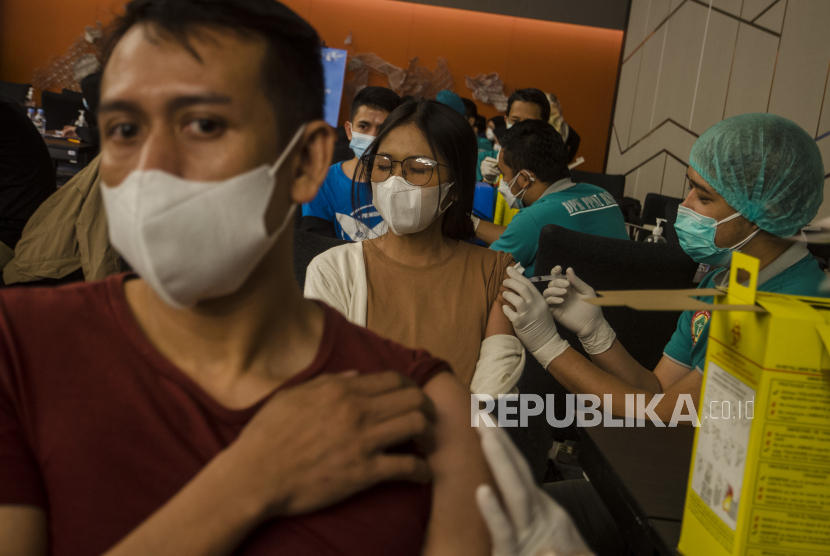 Tenaga kesehatan menyuntikkan vaksin Covid-19 kepada pegawai pusat perbelanjaan saat vaksinasi massal di Bandung (ilustrasi)