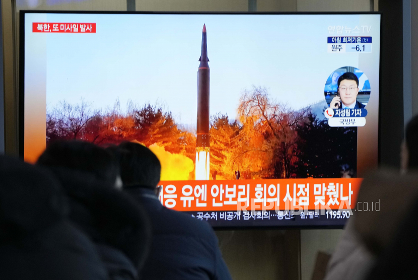 Orang-orang menonton TV yang menampilkan file gambar peluncuran rudal Korea Utara selama program berita di Stasiun Kereta Api Seoul di Seoul, Korea Selatan, Selasa, 11 Januari 2022. Korea Utara pada hari Selasa menembakkan apa yang tampak seperti rudal balistik ke dalam laut timur, peluncuran senjata kedua dalam seminggu, kata militer Korea Selatan dan Jepang.