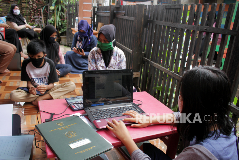 Penerimaan peserta didik baru (PPDB) untuk siswa Sekolah Dasar (SD) dan Sekolah Menengah Pertama (SMP) di Kota Padang dilakukan secara dalam jaringan (daring) atau online dan jalur prestasi yang akan dimulai sejak tanggal 5 Juli.