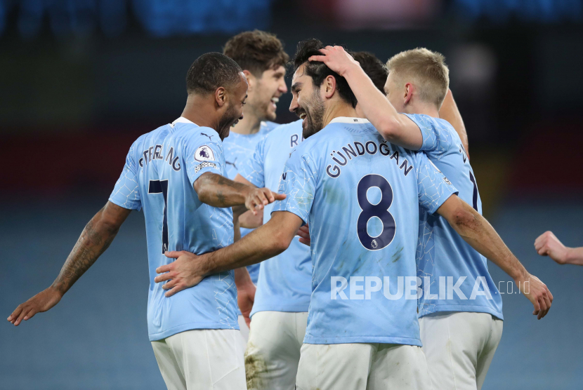 Ilkay Gundogan (C) of Manchester City celebrates with teammates after scoring the 2-0 lead during the English Premier League soccer match between Manchester City and Crystal Palace in Manchester, Britain, 17 January 2021.  