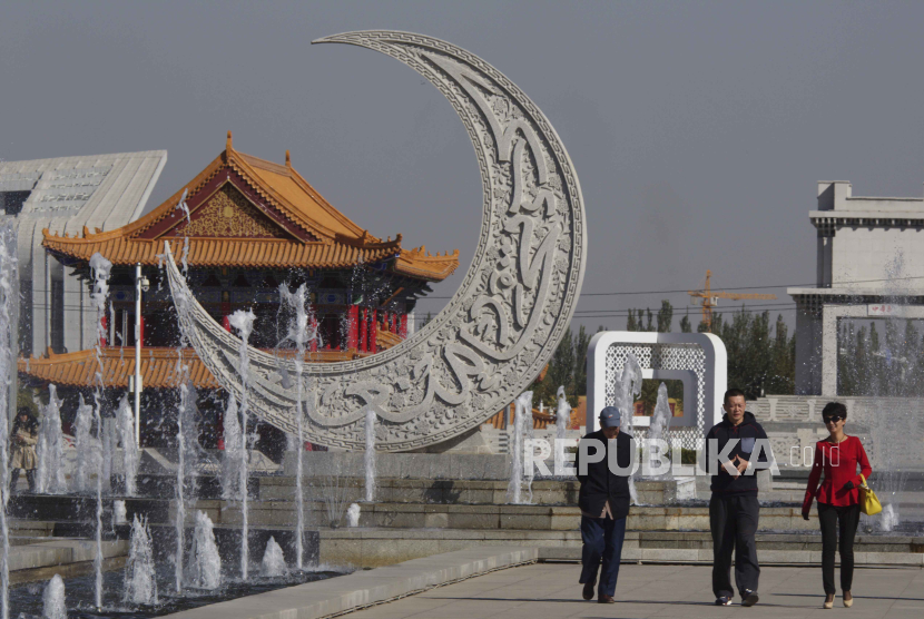 Warga berjalan melewati patung bertema Islam di Yinchuan di barat laut Cina. 