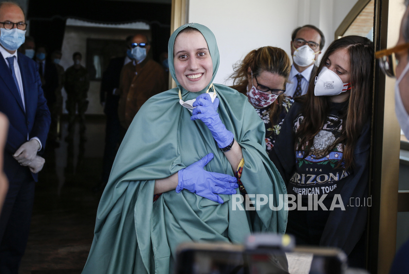 Politikus Italia Hujat Relawan yang Mualaf Saat Diculik. Relawan kemanusiaan Italia, Silvia Constanza Romano (25 tahun) telah pulang ke negaranya setelah ditahan oleh militan Somalia di Afrika Timur selama 18 bulan. 