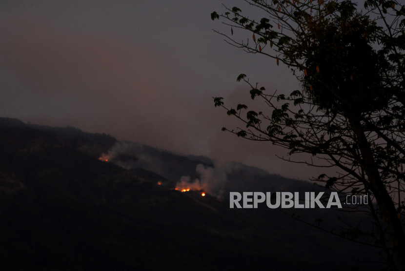 Api kebakaran hutan Gunung Lawu terlihat dari Magetan, Jawa Timur, Senin (2/10/2023).