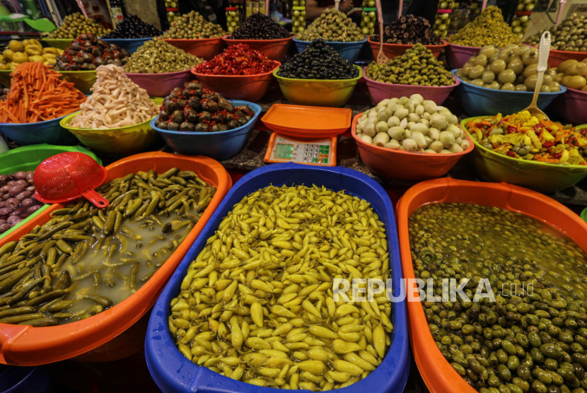 Pedagang menjual zaitun dan acar di pasar sebelum bulan suci Ramadhan di Kota Gaza, Selasa (21/4).  Muslim di dunia menyambut bulan suci Ramadhan di tengah bayang-bayang Pandemi Covid-19