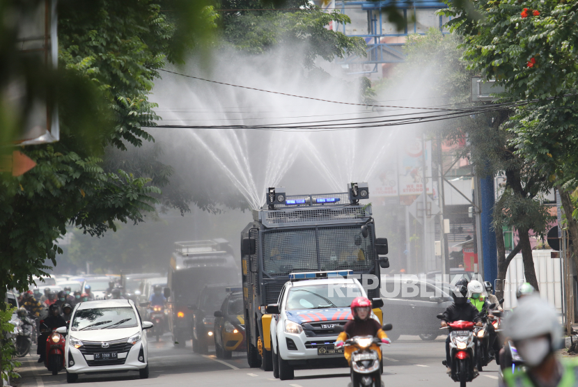 Petugas kepolisian Polresta Kediri menyemprotkan cairan disinfektan menggunakan mobil Armoured Water Cannon (AWC) di jalan protokol Kota Kediri, Jawa Timur, Jumat (27/3). (ilustrasi)