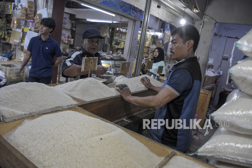 Pedagang beras melayani pembeli di pasar (ilustrasi) 