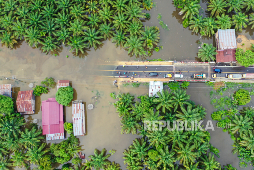 Foto udara Jalan lintas Tapaktuan, Aceh -Medan lumpuh akibat banjir (ilustrasi)