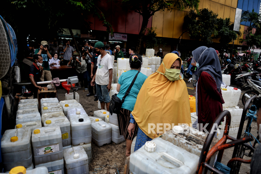 Pedagang mengantre untuk mendapatkan subsidi minyak goreng curah di Pasar Kebayoran Lama, Jakarta Selatan, Rabu (9/3/2022). 