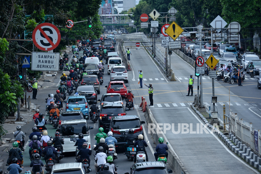 Petugas mengatur lalu lintas di kawasan Mampang Prapatan, Jakarta Selatan, Selasa (15/11/2022). Sejak pemasangan AI di traffict light, kini kemacetan di kawasan tersebut bisa dikurangi.