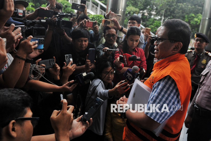 Tersangka kasus dugaan suap Hasto Kristiyanto tiba untuk menjalani pemeriksaan di Gedung Merah Putih KPK, Jakarta, Rabu (26/2/2025). Sekjen PDI Perjuangan tersebut diperiksa dalam perkara dugaan suap kepada komisioner KPU terkait penggantian antarwaktu (PAW) anggota DPR 2019-2024 yang melibatkan Harun Masiku dan kasus perintangan penyidikan.