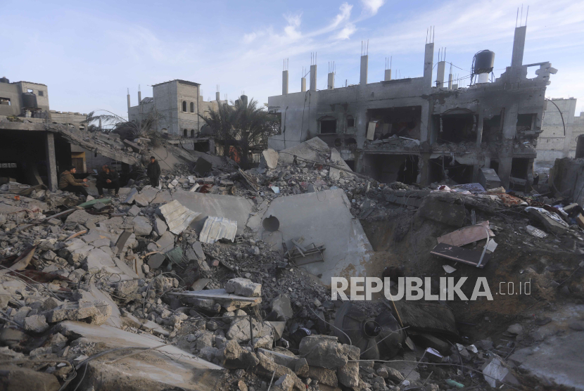 Warga Palestina melihat kehancuran akibat pemboman Israel di Jalur Gaza di Rafah, Senin, (12/2/2024).